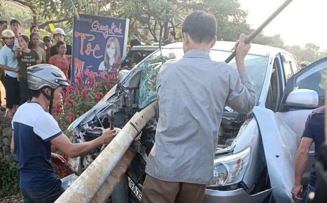 Xe ô tô Innova chở 9 người đâm vào hộ lan, bé trai