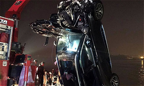 Cô gái 21 tuổi cầm lái chiếc Mercedes rơi xuống sô