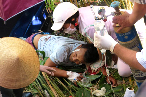 Giải cứu người đàn ông bị kẹt dưới xe ben ở Mũi Né