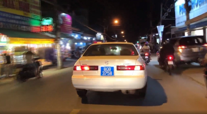 Lái xe biển xanh giả, bật còi ưu tiên bị phạt 14,7