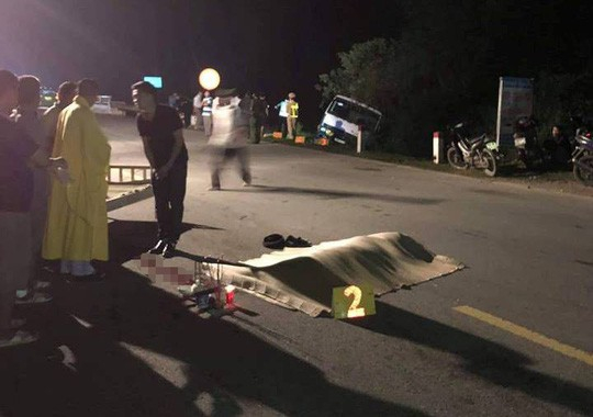 Xe tải cẩu đang leo dốc bất ngờ trôi ngược cán chế