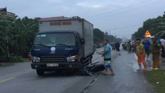 Nam sinh viên tử vong sau va chạm với xe tải