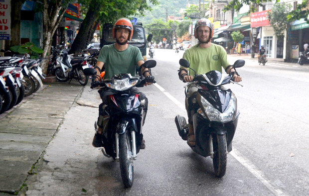 images1416460__TKYDALAY_Du_khach_nuoc_ngoai_thu_xe