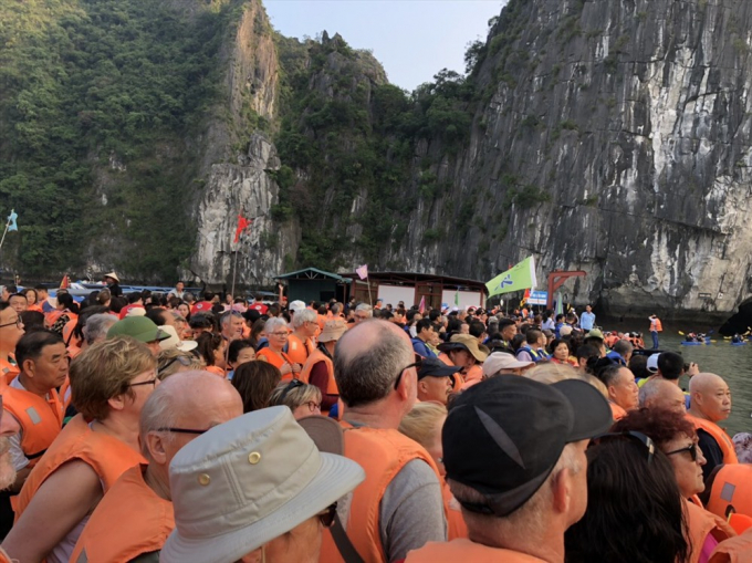 Khách Tây uể oải vì không chen nổi khách “tour 0 đ