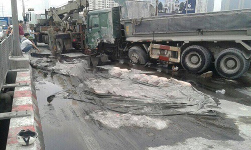 Xe tải đâm vào dải phân cách, đường vành đai ba ở 