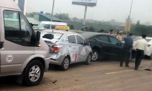 Bốn ôtô tông liên hoàn do đống đất đổ giữa đường ở