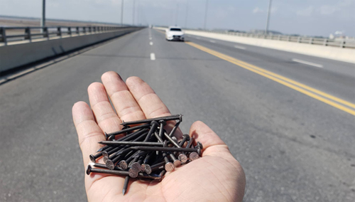 Cầu vượt biển dài nhất Việt Nam bị rải đinh dày đặ