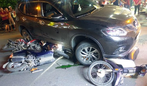 Ôtô ở Sài Gòn cuốn hàng loạt người, xe máy vào gầm