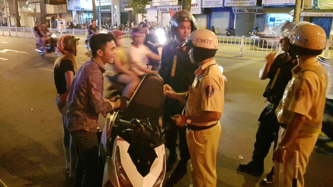 anh-luc-luong-csgt-tien-hanh-kiem-tra--15441525523