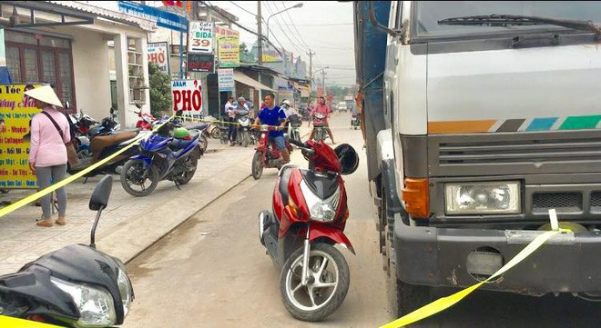 Bé gái 12 tuổi lái xe máy bị xe tải cán chết