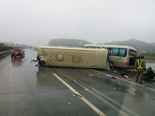 Hai xe khách đâm nhau trên cao tốc Hà Nội - Lào Ca
