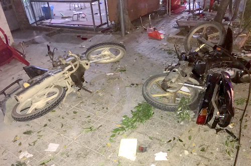 Xe khách tông bàn nhậu trên vỉa hè ở Bà Rịa-Vũng T