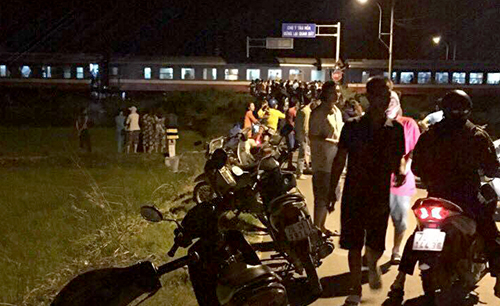 Tàu hỏa húc ôtô văng hơn chục mét, một phụ nữ tử v