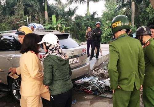 Tài xế Lexus lao lên vỉa hè khiến nhóm xe ôm hoảng