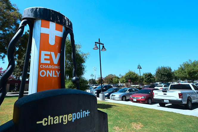 Cảnh báo tấn công mạng qua bộ sạc điện xe hơi