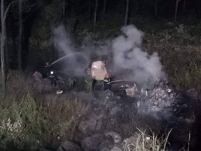 Hai xe bồn đấu đầu ở đèo Hải Vân, một xe rơi xuống