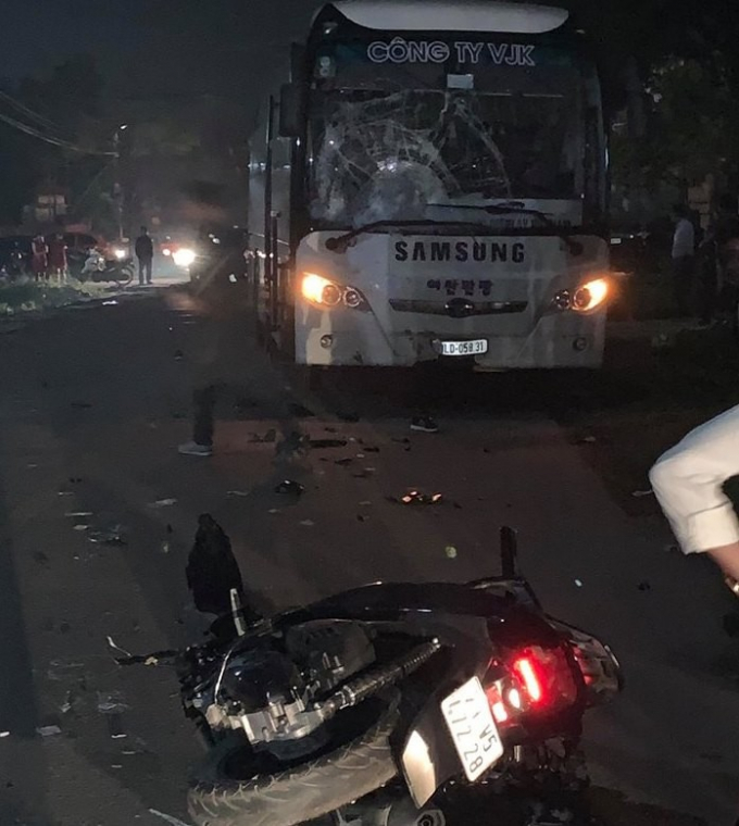 Đối đầu xe chở công nhân, hai thanh niên 19 tuổi t