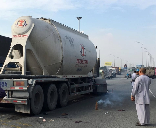 Hai vợ chồng gặp tai nạn tử vong trên đường đi ăn 