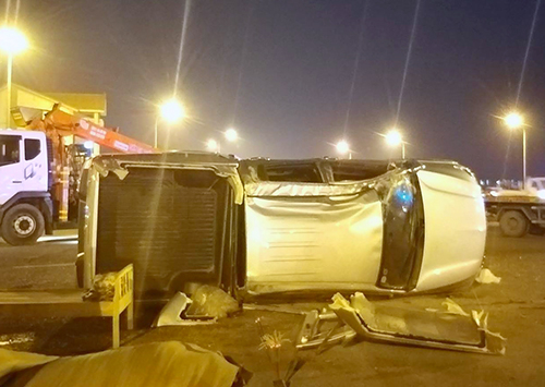 Xe bán tải lộn nhiều vòng, tài xế văng ra ngoài tử