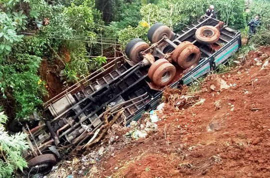 Tài xế và phụ xe cùng xe chở cà phê lao xuống vực 