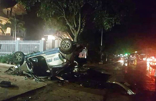 Taxi lật ngửa sau tai nạn, 3 người chết