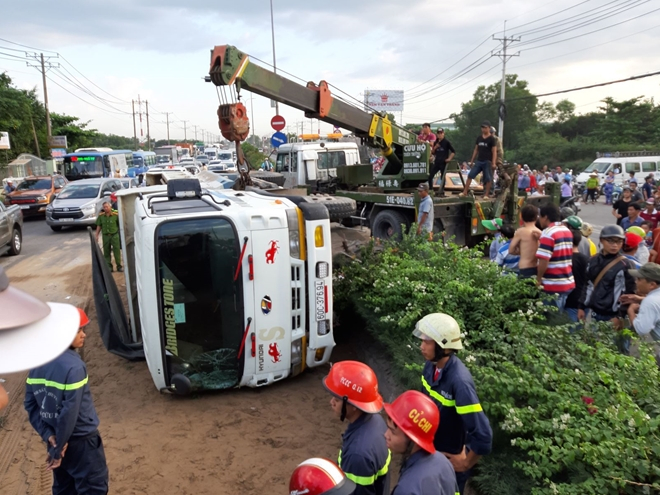 xe-ben-tong-2-xe-may-roi-lat-ngang-3-nguoi-thuong-