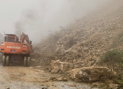 Sạt lở vách núi, hàng chục khối đá chắn ngang quốc