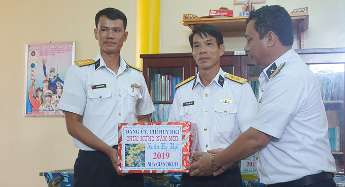 11 Tàu Trường Sa vượt biển chuyển quà Tết ra nhà g