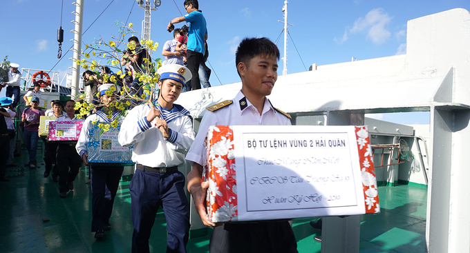 3 Tàu Trường Sa vượt biển chuyển quà Tết ra nhà gi