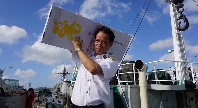4 Tàu Trường Sa vượt biển chuyển quà Tết ra nhà gi