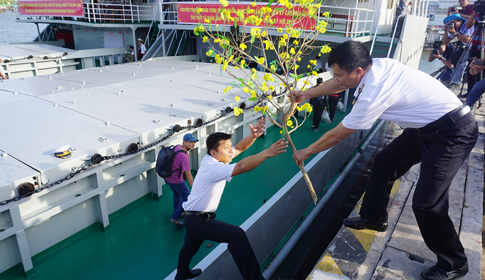 6 Tàu Trường Sa vượt biển chuyển quà Tết ra nhà gi