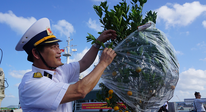 8 Tàu Trường Sa vượt biển chuyển quà Tết ra nhà gi
