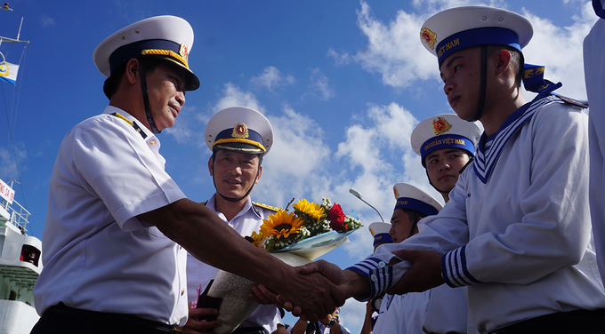 9 Tàu Trường Sa vượt biển chuyển quà Tết ra nhà gi