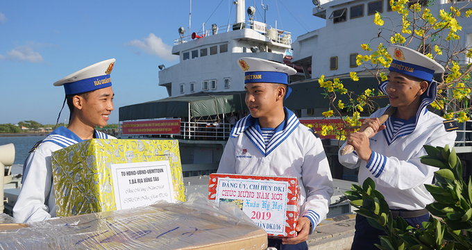 Tàu Trường Sa vượt biển chuyển quà Tết ra nhà giàn