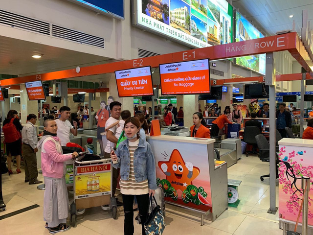 Trẻ em và người cao tuổi đi máy bay sẽ checkin ở q