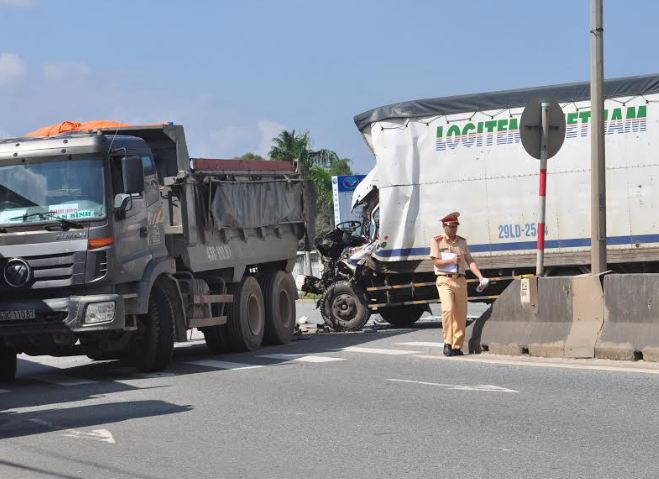 quang-nam-tong-vao-duoi-xe-tai-dang-qua-duong-tai-