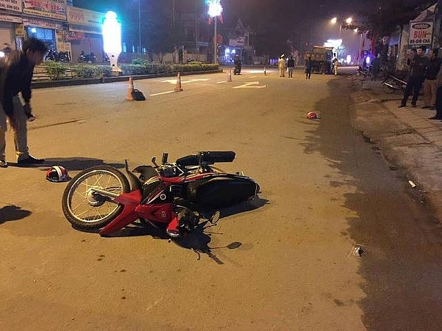 va-cham-voi-o-to-ben-3-bo-con-di-xe-may-thuong-von