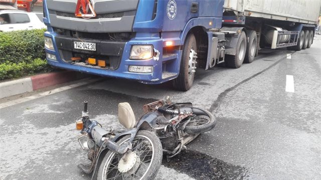 Người đàn ông chở đá lạnh bị xe container kéo lê l