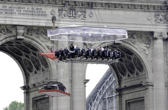 Anh tổ chức chuyến bay khỏa thân đầu tiên trên thế