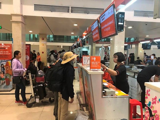 Giận bạn gái, đùng đùng đòi xuống máy bay.