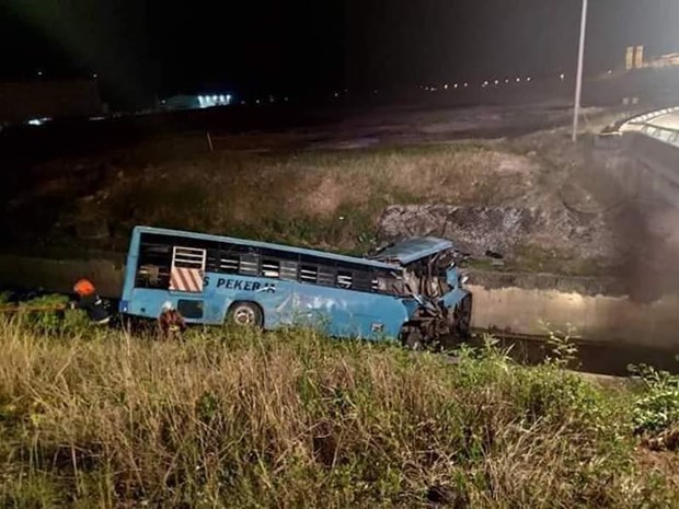 Xe chở nhân viên hãng Malaysia Airlines lao xuống 