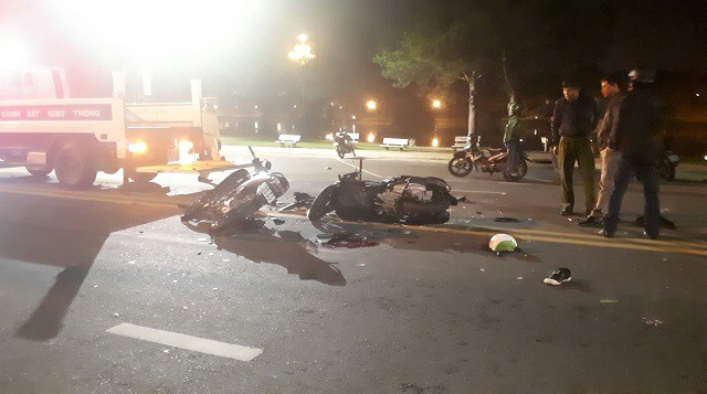 Xe máy đấu đầu, 2 người thương vong