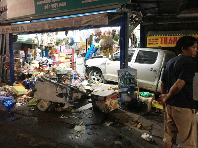 tai-xe-trung-quoc-dieu-khien-xe-lao-vao-nha-dan-3-