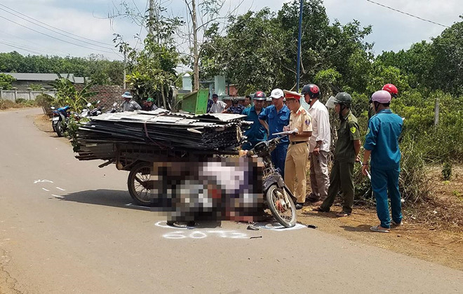 Bị tấm tôn trên xe ba gác cứa vào cổ, người đi đườ