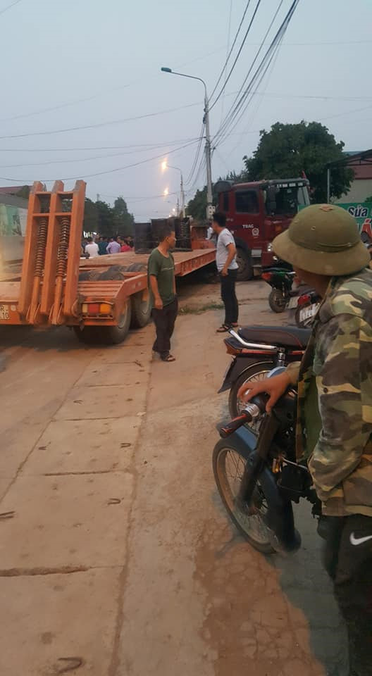 son-la-co-gai-bi-cuon-vao-gam-xe-tu-vong-tai-cho