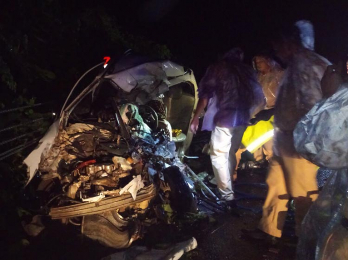 Hai thi thể kẹt trong chiếc ôtô va chạm với xe giư