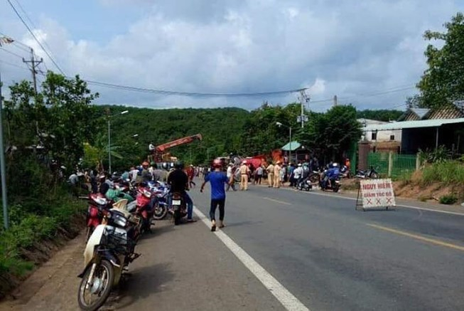 hai-anh-em-ruot-bi-xe-conatiner-de-chet_echg_thumb