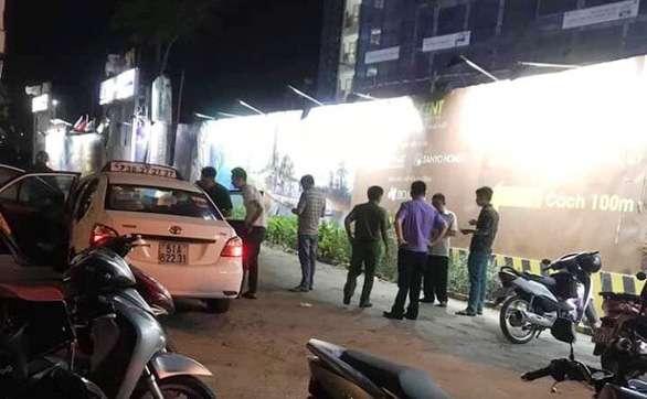 Người dân cấp cứu tài xế taxi nghi bị hành khách d