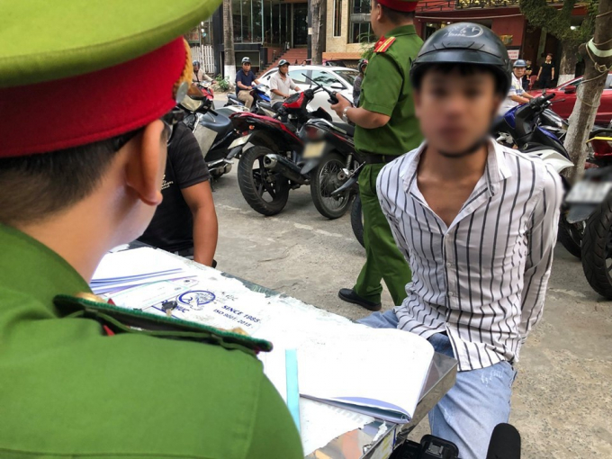 Nam thanh niên 20 tuổi phê ma túy lao xe máy vào l