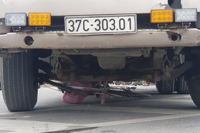 nu-sinh-lop-6-di-hoc-ve-chet-tham-duoi-gam-xe-dau-